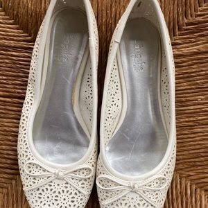 Cupcake size 4 white girls flats